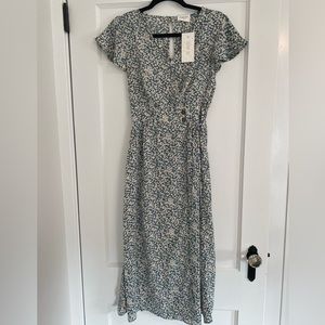 Sienna Sky VNeck Maxi Floral Print Dress Color: Green / Cream Size: XS